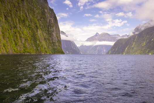 Fiorde de Milford Sound, Nova Zelândia, com penhascos cobertos de vegetação